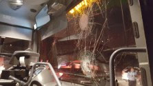 Windshield of a bus broken in a stone-throwing attack. (archive)