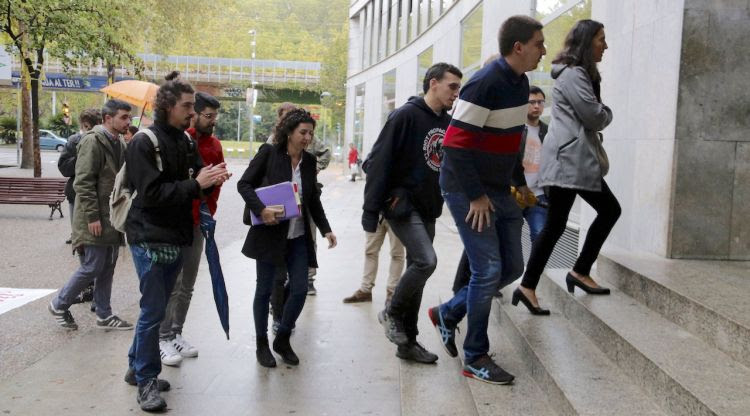 Els activistes investigats per les pintades la subdelegació del govern espanyol a Girona entrant als jutjats. ACN