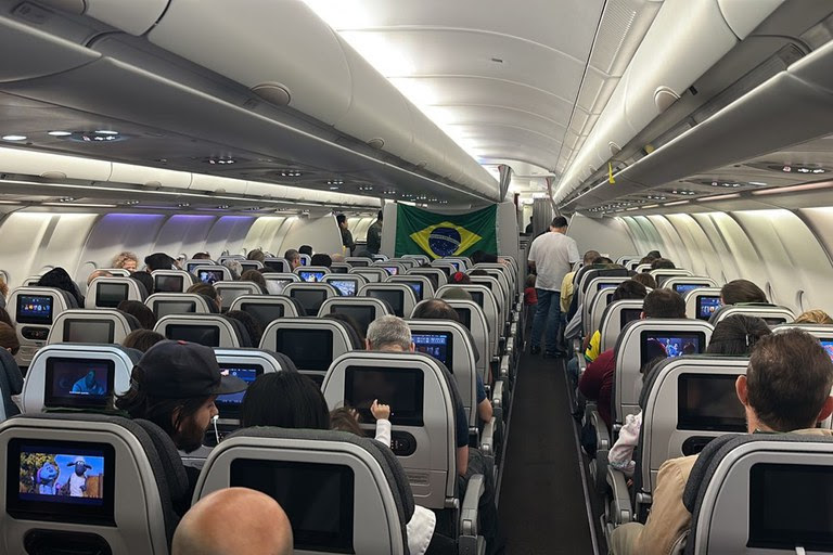 Interior da aeronave KC-30, da Força Aérea Brasileira, que decolou há pouco de Tel Aviv, Israel. Foto: GOV BR / FAB