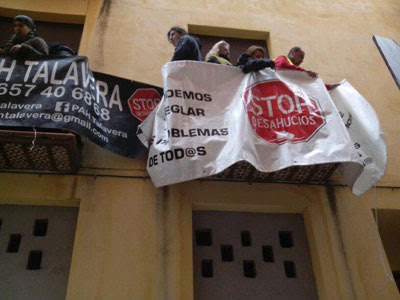 Activistas y afectados por la hipoteca durante la ocupación del bloque en Talavera de la Reina, Toledo.