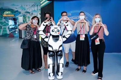 Group photo of visitors posing with UBTECH Panda Robot (Photo by China Council for the Promotion of International Trade)