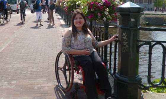 Cadeirante Fabíola Pedroso em um dos pontos turísticos de Amsterdã