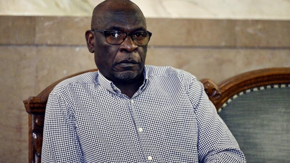 Séraphin Twahirwa attend la constitution du jury pour son procès et celui de Pierre Basabose à la Cour d'assises de Bruxelles, le 4 octobre 2023.