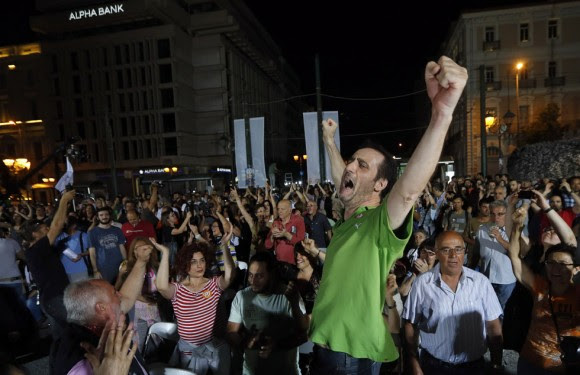 El 'no' ha ganado el referéndum griego de este domingo con un 61,24 por ciento, mientras que el sí obtiene el 38,76 por ciento, según datos oficiales difundidos por la empresa Singular Logic, encargada del recuento, y correspondientes al 52,97 por ciento del escrutinio. En la imagen, partidarios del 'no' en Atenas. Foto: ARMANDO BABANI (EFE/EPA)