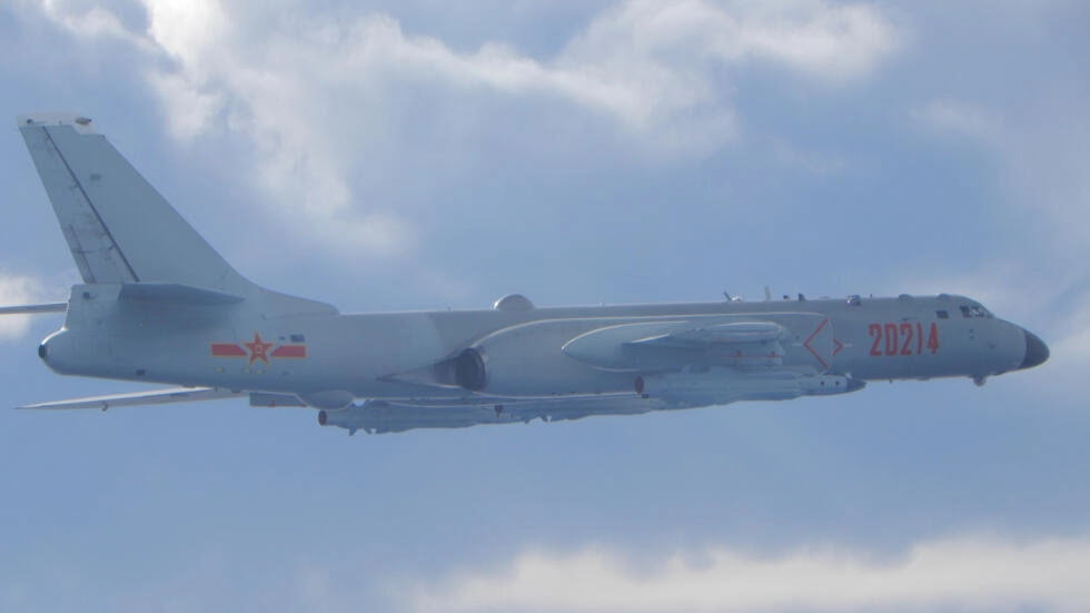 Oanh tạc cơ H-6 của Trung Quốc bay ở eo biển Đài Loan trong một động thái hù dọa, ngày 18/09/2020.