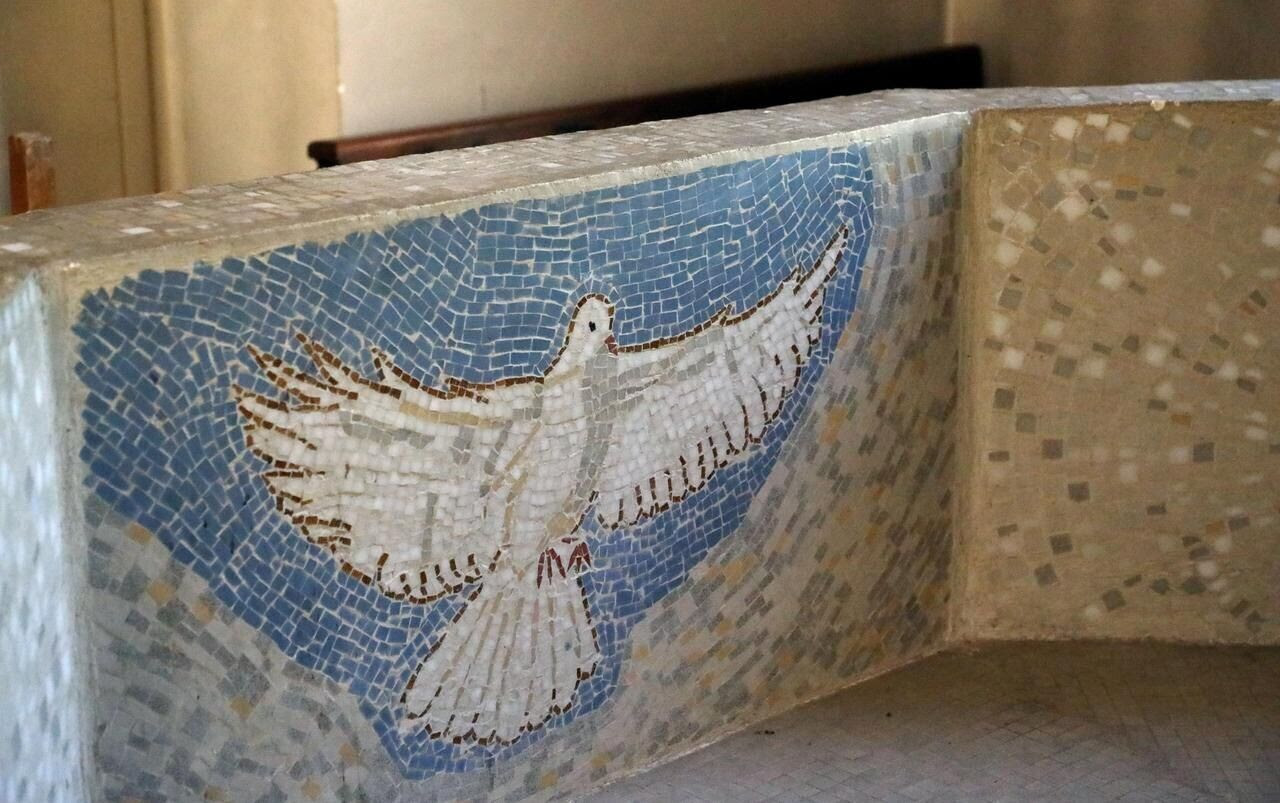 Colombe, roue céleste et autres symboles recouvrent le baptistère. LP/Jean-Baptiste Quentin