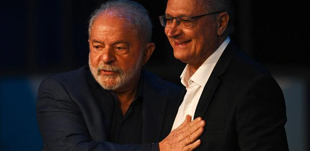 Lula e Alckmin durante evento de encerramento dos grupos de trabalho de transição, em Brasília