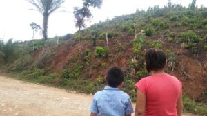 Los hijos menores de Teodoro Acosta  visitando por primera vez la finca El Tumbador, lugar donde fue asesinado su padre