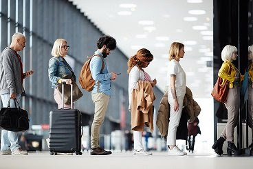 Pasajeros esperando a embarcar mediante método de reconocimiento facial