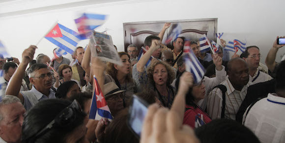 Los participantes cubanos se retiran de la sesión inaugural del Foro de la Sociedad Civil, en Panamá. Foto: Ismael Francisco/ Cubadebate