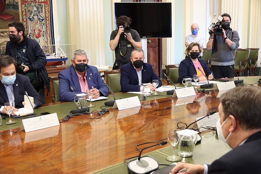 UPA ha participado en numerosas reuniones con los representantes políticos, para defender los intereses de la agricultura familiar. En la imagen, Lorenzo Ramos conversa con el ministro de Agricultura, Luis Planas, en una reunión del Comité Asesor Agrario. Foto: Joaquín Terán.