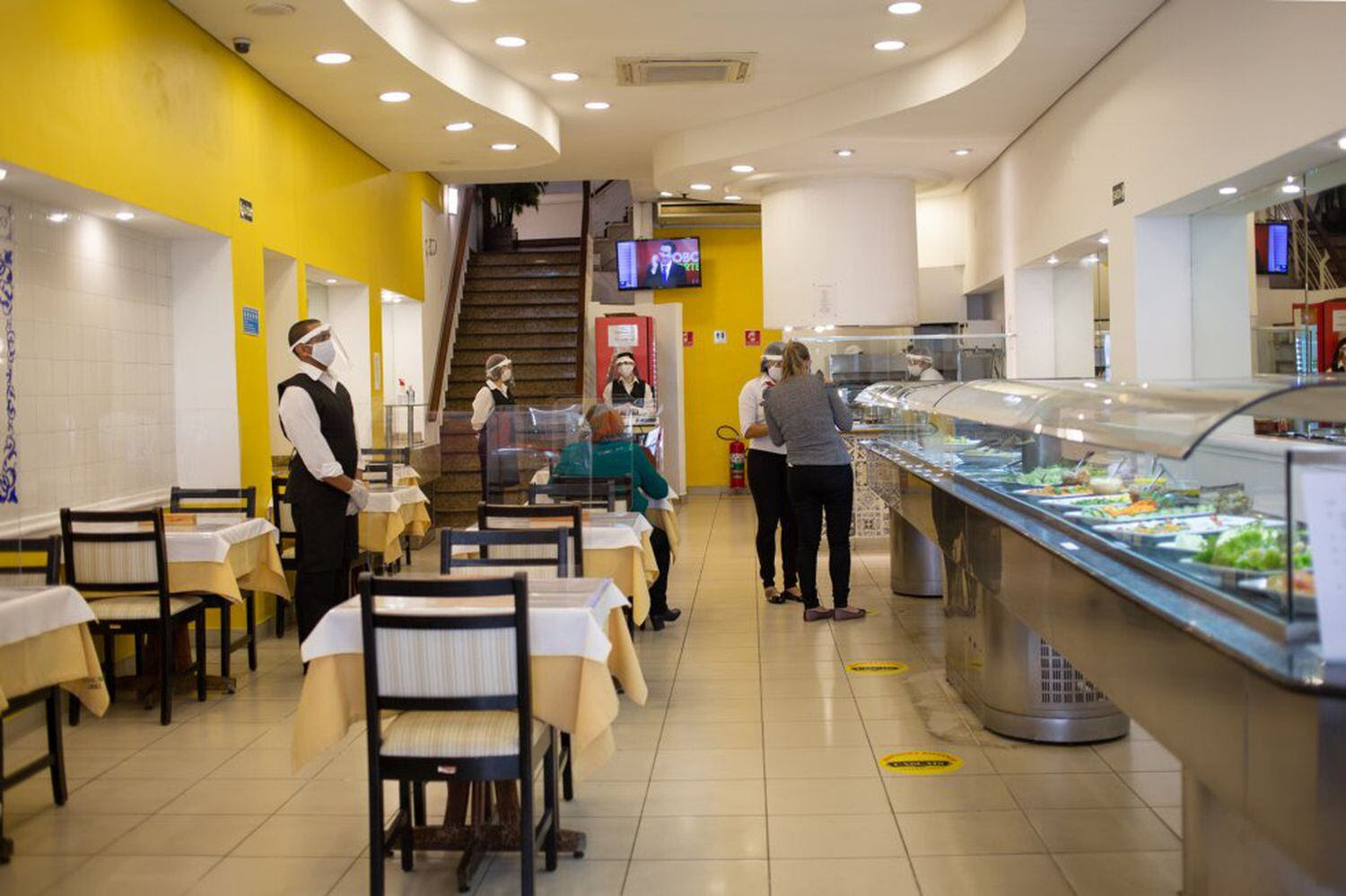 En el restaurante Sintra, en el centro de São Paulo, el propietario optó por poner mamparas entre las mesas.
