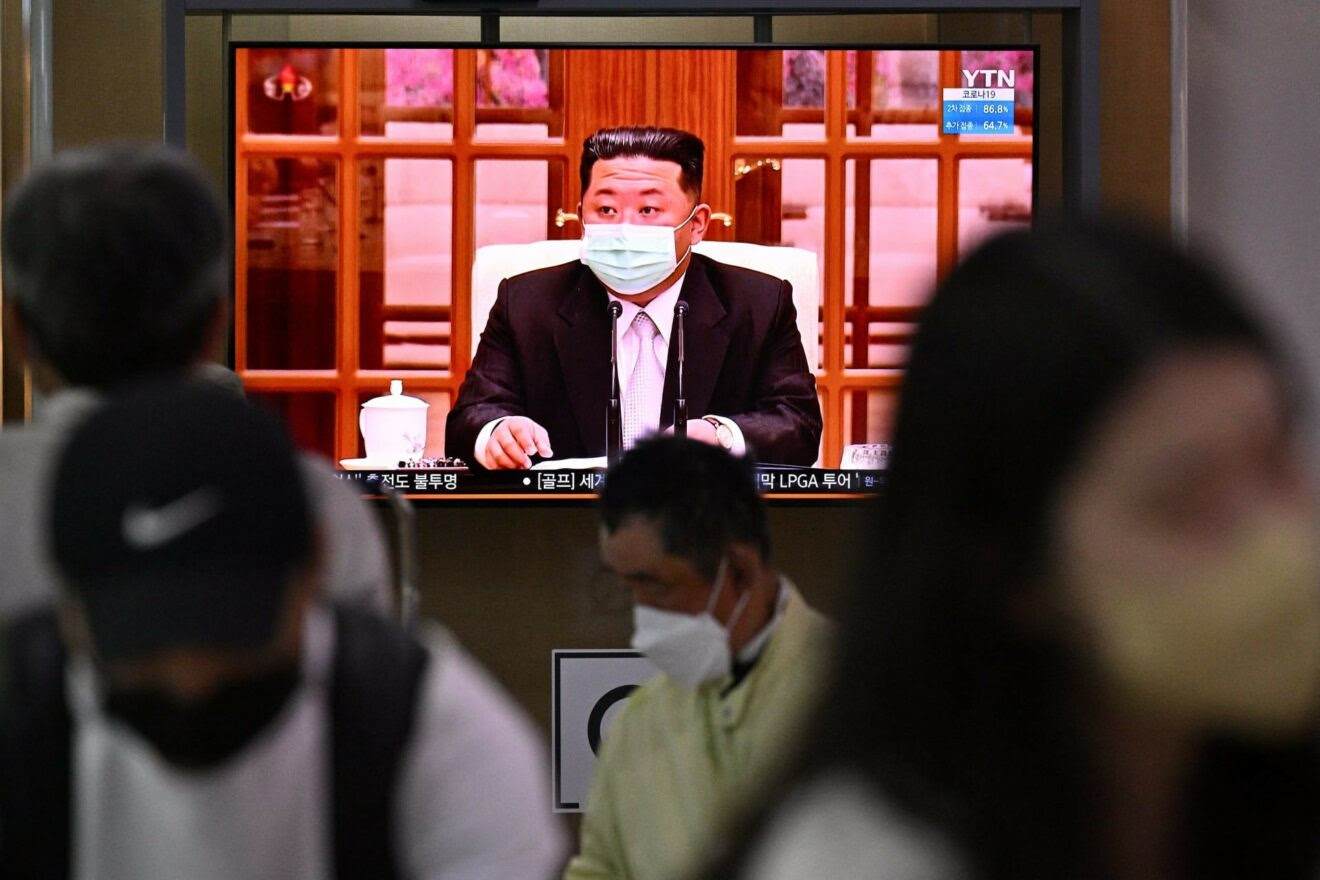 شاهد ردة فعل الجمهور بعد الإعلان عن إصابة الزعيم الكوري الشمالي بالحمى