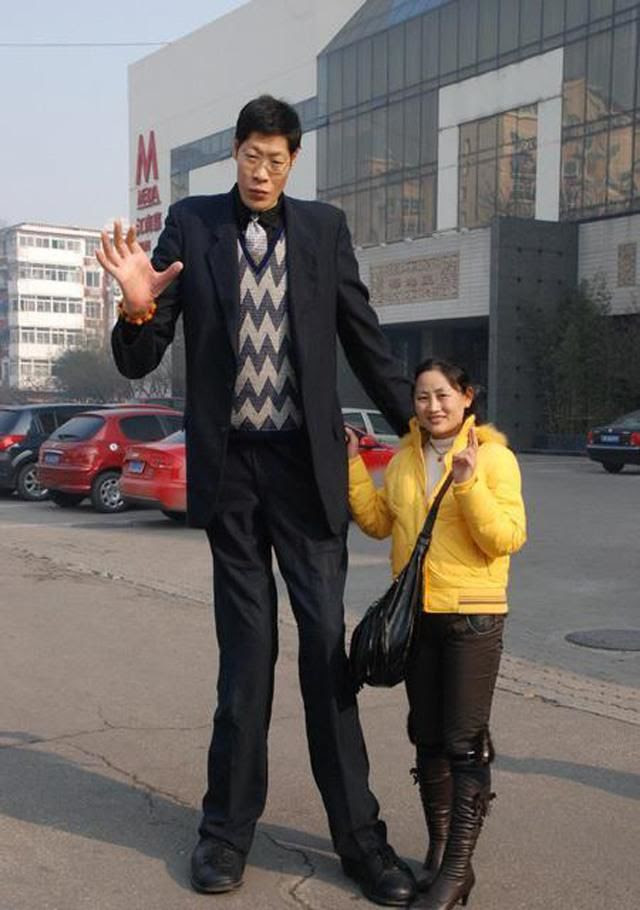 Cuộc sống người đàn ông cao nhất châu Á, lấy vợ 21 năm không có con