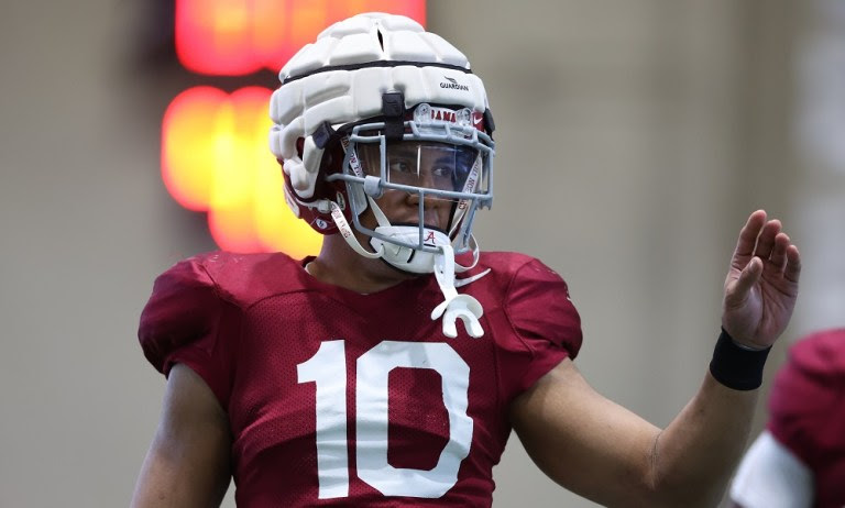 Alabama LB Henry To'oto'o (#10) in 2022 Spring Football Practice