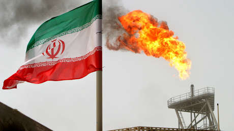 Bandera iraní en una plataforma petrolífera en la región del golfo Pérsico, Irán, el 25 de julio de 2005.