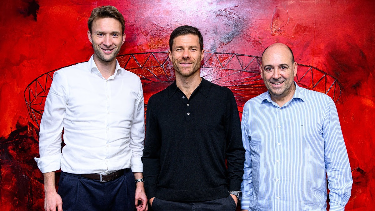 Simon Rolfes, Xabi Alonso, y Fernando Carro (CEO del Bayer 04 Leverkusen)