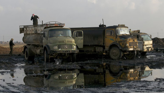 Camiones cisternas pertenecientes al Estado Islámico. Foto: Reuters.