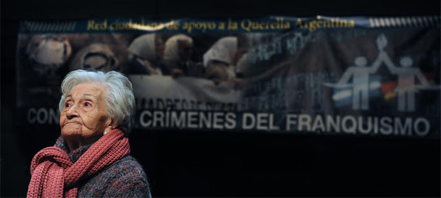 Ascensión Medieta, víctima de la dictadura, en la rueda de prensa de Ceaqua. ALEJANDRO TORRÚS
