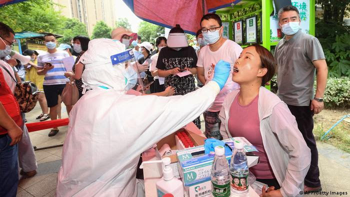 Mulher realiza teste de covid-19 na cidade chinesa de Wuhan