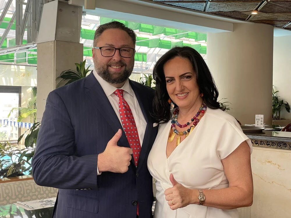 María Fernanda (à dir) Cabal e Jason Miller (à esq)