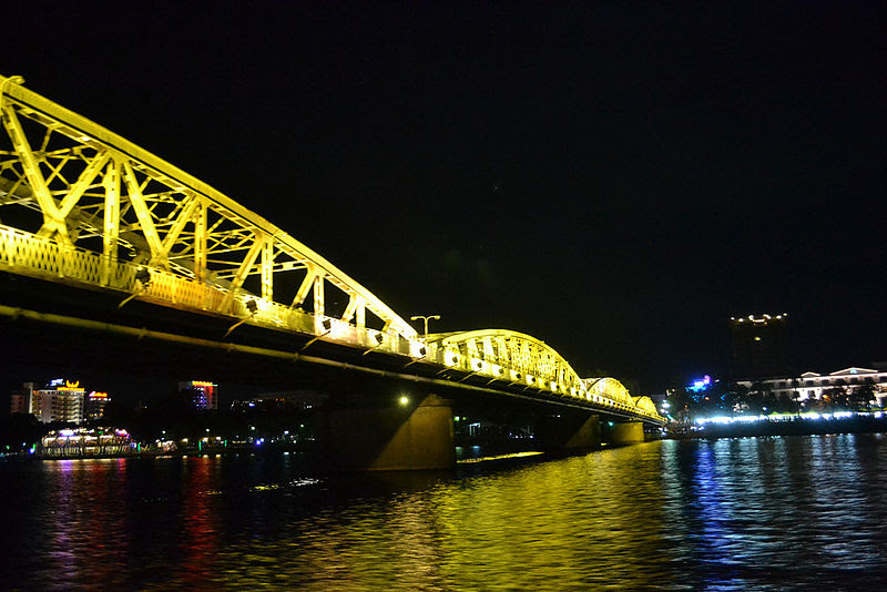 File:Cầu Trường Tiền về đêm 2011.jpg