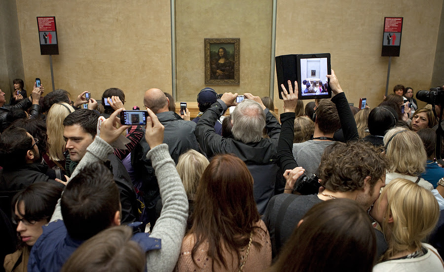 http://mjd.dominicos.org/wp-content/uploads/2015/11/bigstock-visitors-at-the-louvre-looking-53404933.jpg