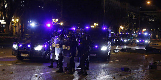 Un grupo de policías en las cargas de la noche del sábado, tras las Marchas de la Dignidad, en Madrid.