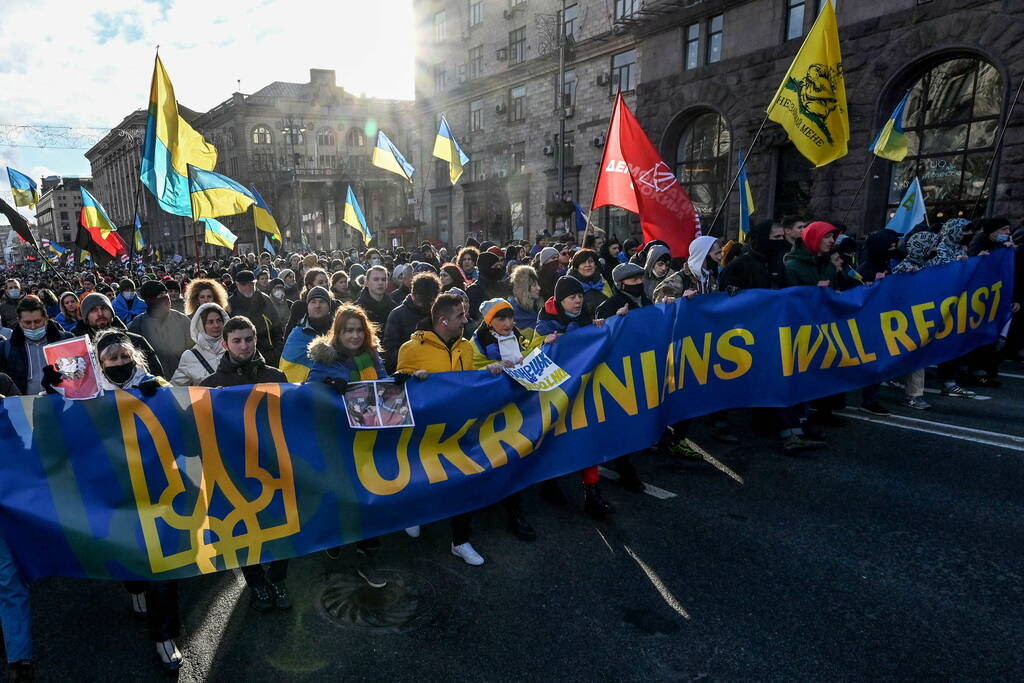 Ukraine: Hàng nghìn người xuống đường, quyết không lùi bước trước Nga - 1