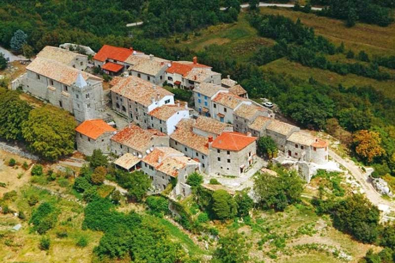 Thị trấn nhỏ nhất hành tinh vừa được Kỷ lục Thế giới Guinness mang tên rất ấn tượng: Hum - nằmtrên đỉnh đồi cao ởCroatia thuộc châu Âu.