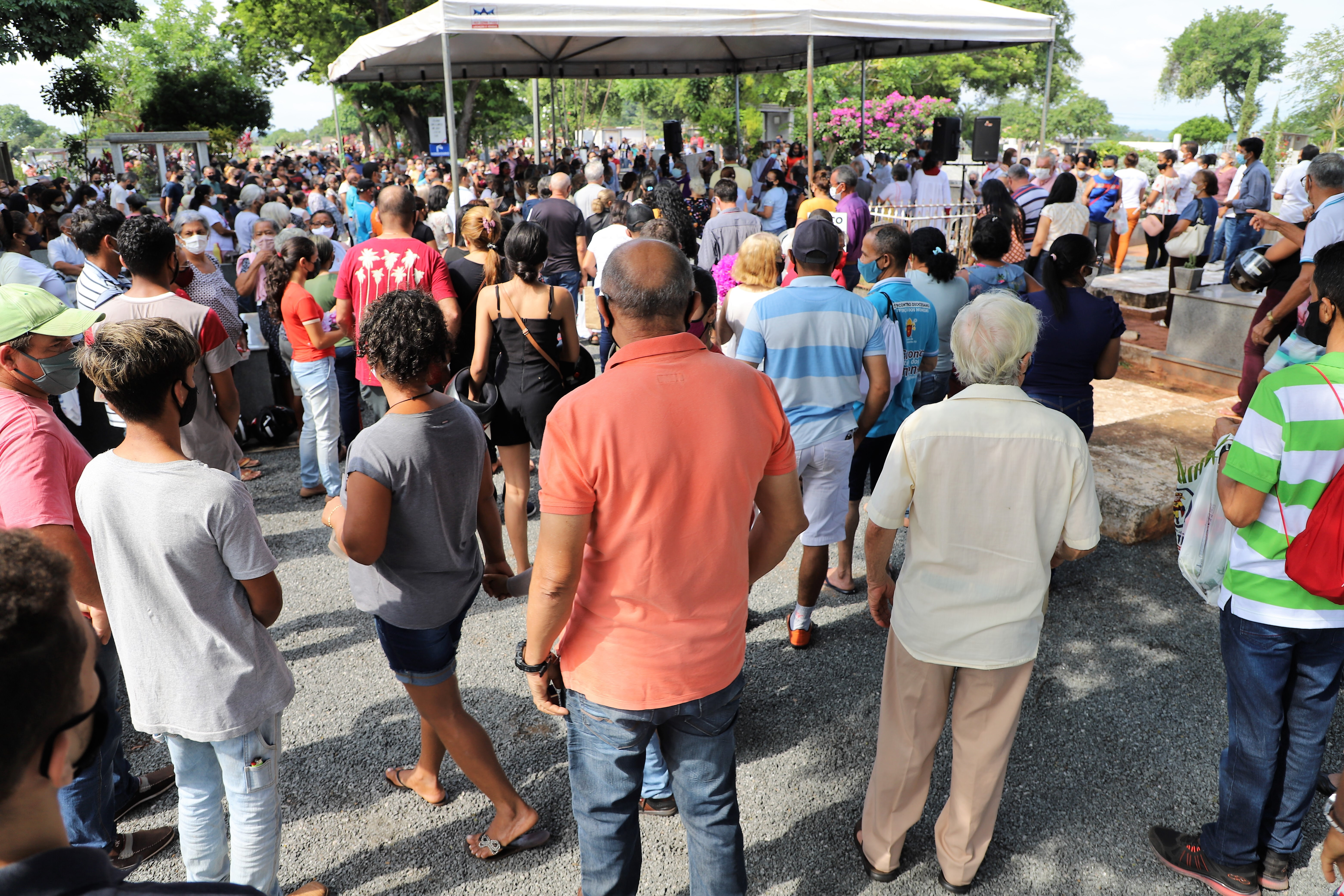 No Dia de Finados, estão previstas três missas no cemitério São Lázaro. A população poderá participar das celebrações às 7 horas, 9 horas e 16 horas. Para dar suporte aos participantes, a Prefeitura irá montar duas tendas com cadeiras.