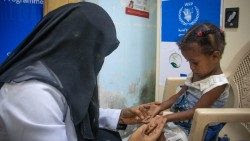 Una bimba malnutrita con la madre in un centro di aiuto del Pam in Yemen