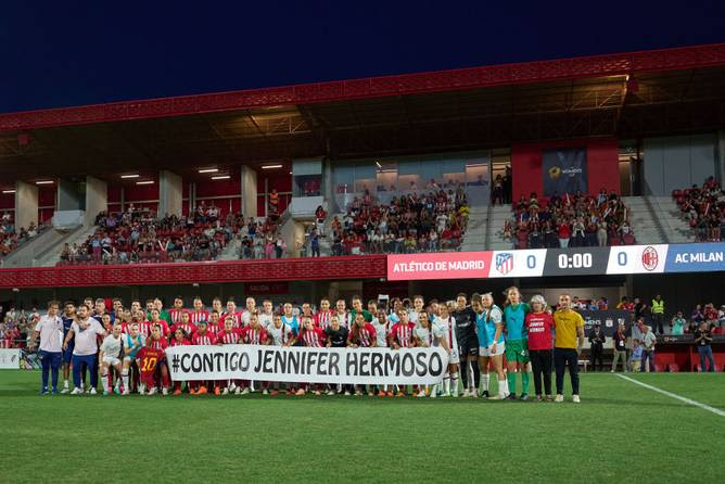 Players of Atletico de Madrid and AC MIlan pose with a message in support of Jennifer Hermoso 