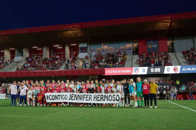 Players of Atletico de Madrid and AC MIlan pose with a message in support of Jennifer Hermoso