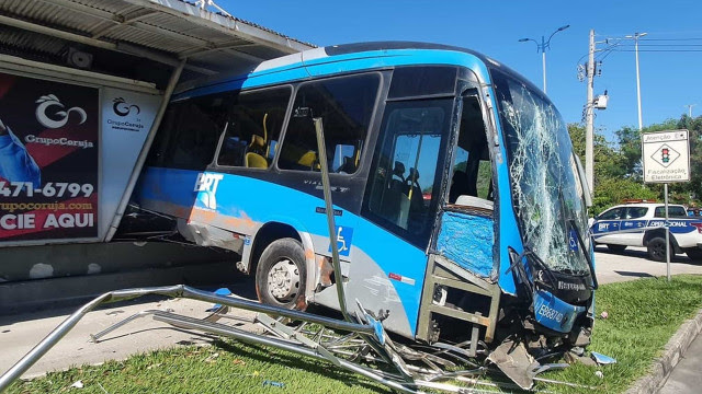 Passageira morre e 34 ficam feridos em acidente com ônibus no Rio