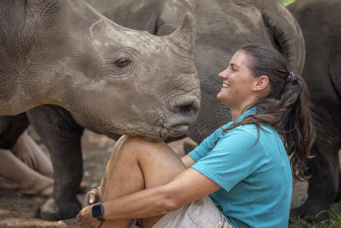 La soigneuse Carer Zanre Van Jaarsveld, 26 ans, en compagnie d’un jeune rhinocéros, dans un orphelinat près de Mokopane, dans la province de Limpopo, dans le nord de l’Afrique du Sud, le 9 janvier 2021.