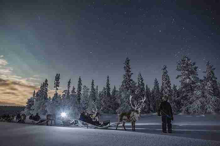 Μια Φινλανδή φωτογραφίζει χιονισμένα τοπία κάτω από το Βόρειο Σέλας. Το αποτέλεσμα είναι απλά μαγικό! 