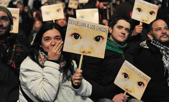 Manifestantes escuchan el veredicto contra Videla en julio de 2012.