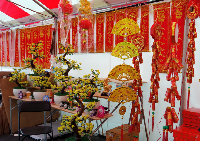 <p> Góc hàng dành cho các loại câu đối, bao lì xì và đồ trang trí trong nhà. </p>