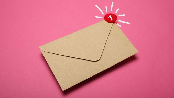 Beige envelope with red notification bubble on a pink background.