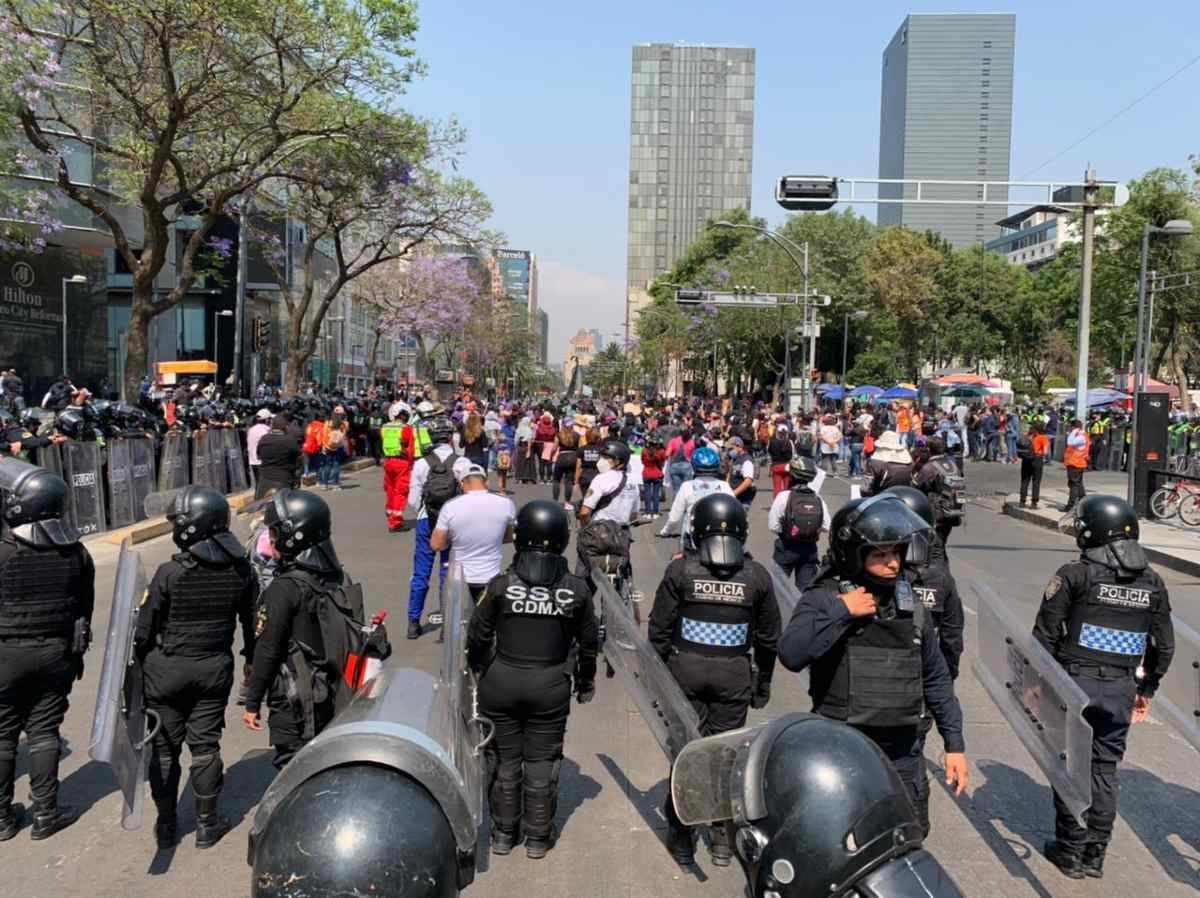 Feministas marchan del Zócalo a Paseo de la Reforma Feministas marchan del Zócalo a Paseo de la Reforma