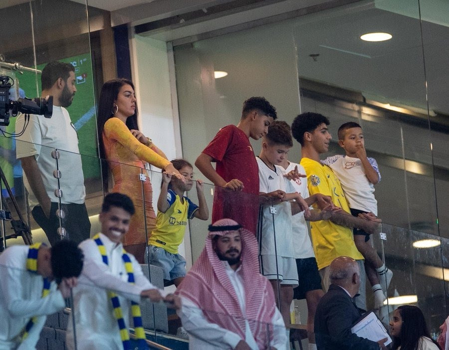 عائلة كريستيانو رونالدو تحتفل بفوز النصر على شباب الأهلي دبي