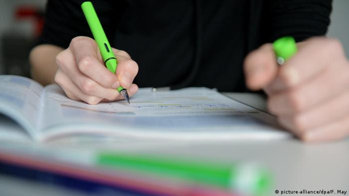 Menino faz seu dever de casa