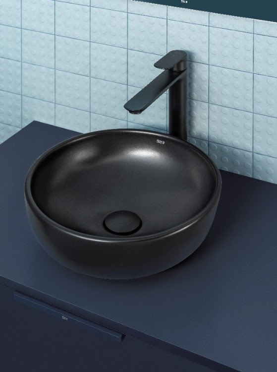 Versátil como nenhuma outra, a cuba de apoio da coleção Optica, na cor Matte Black, complementa os ares modernos deste lavabo. | Foto: Foto Divulgação Roca