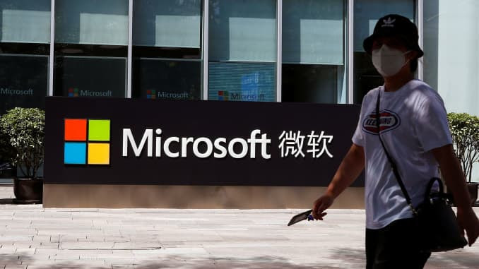 Uma pessoa passa por um logotipo da Microsoft no escritório da Microsoft em Pequim, China, em 4 de agosto de 2020.