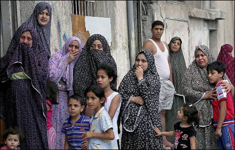 Vecinos palestinos durante el funeral de varios niños en en la ciudad de Gaza.