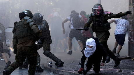 Incendios, saqueos y varios enfrentamientos en las manifestaciones por el aniversario del estallido social en Chile (VIDEOS, FOTOS)