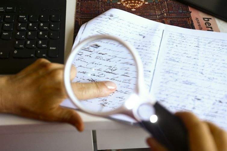Marcelo Camargo/Agência Brasil A jornalista Tina Evaristo analisa manuscritos do diário de Pedro de Saisset, filho bastardo do imperador Dom Pedro I.