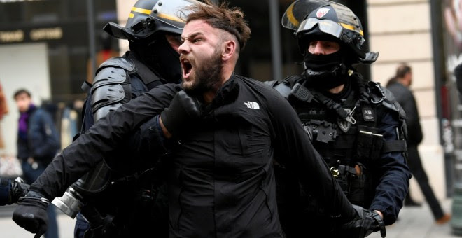 La Policía francesa detiene a un manifestante de las movilizaciones de los chalecos amarillos en París. REUTERS/Piroschka van de Wouw