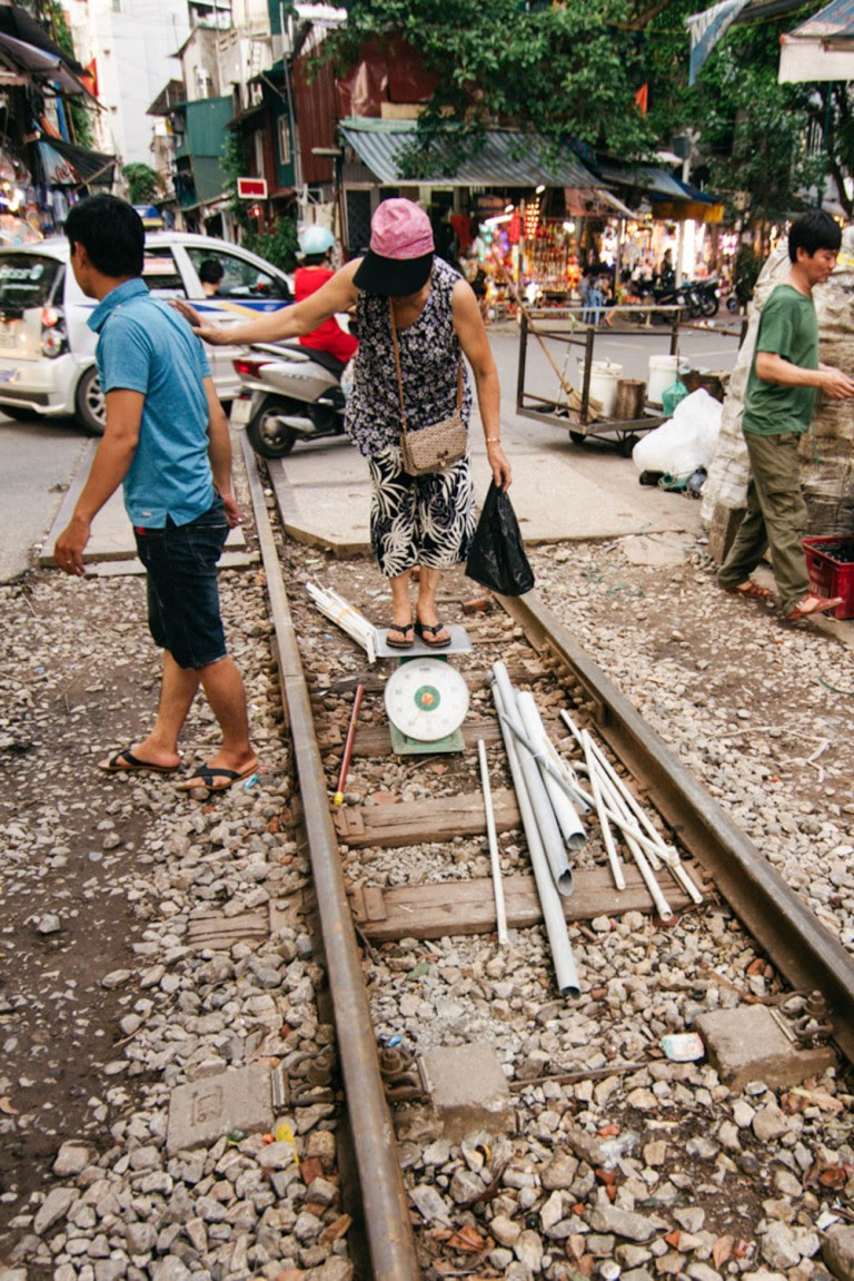 Bộ ảnh: cuộc sống người Hà Nội đôi bên đường ray tàu lửa qua lăng kính nước ngoài